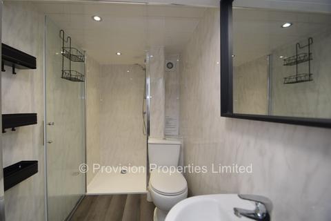 6 bedroom end of terrace house to rent, Raven Road, Hyde Park LS6