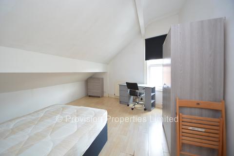 6 bedroom end of terrace house to rent, Raven Road, Hyde Park LS6