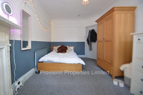 6 bedroom terraced house to rent, Manor Drive, Hyde Park LS6