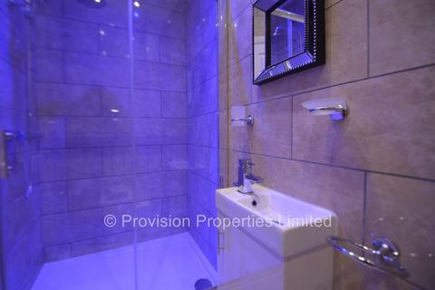 4 bedroom flat to rent, Regent Park Avenue, Hyde Park LS6