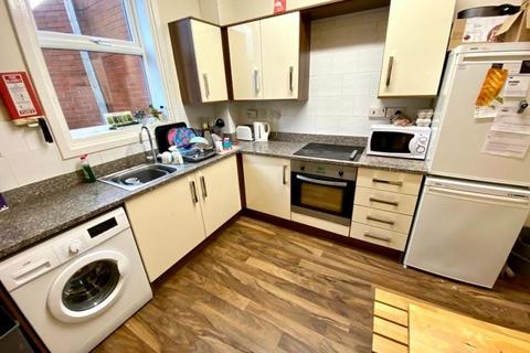 3 bedroom terraced house to rent, 70 Victoria Street, City Centre