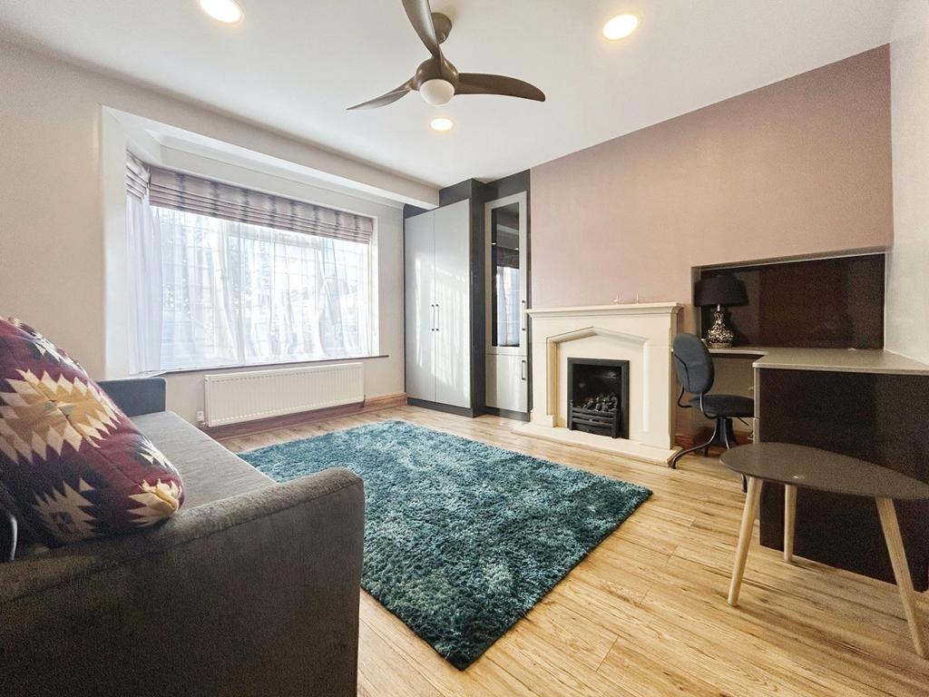 Raymond Road, Langley SL3 4 bed semidetached house £3,500 pcm (£808 pw)