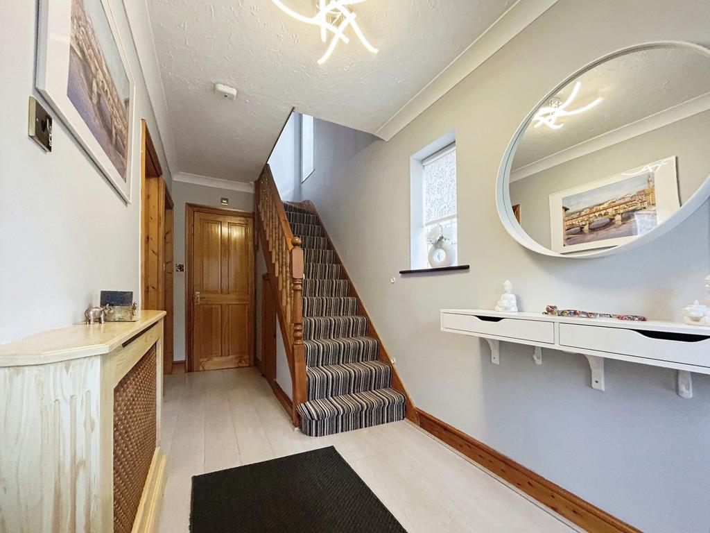 Raymond Road, Langley SL3 4 bed semidetached house £3,500 pcm (£808 pw)