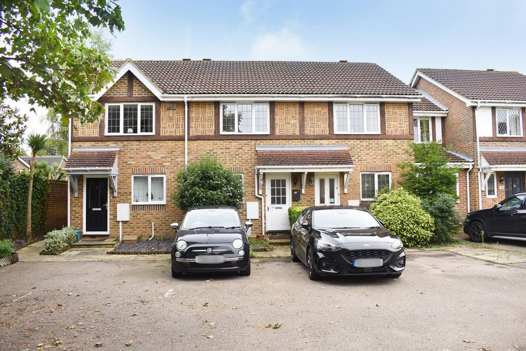 Danesfield Close, WALTONONTHAMES, KT12 2 bed terraced house to rent