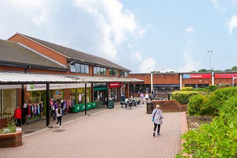 Convenience store to rent, Severn Square, Alfreton DE55