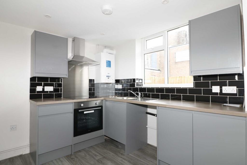 Central Square, Maghull 2 bed apartment £675 pcm (£156 pw)