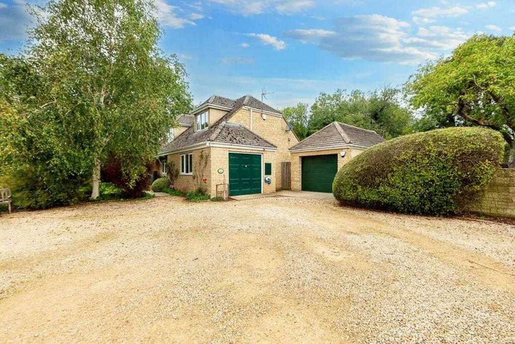 Burford Road, Brize Norton, OX18 4 bed chalet for sale £975,000