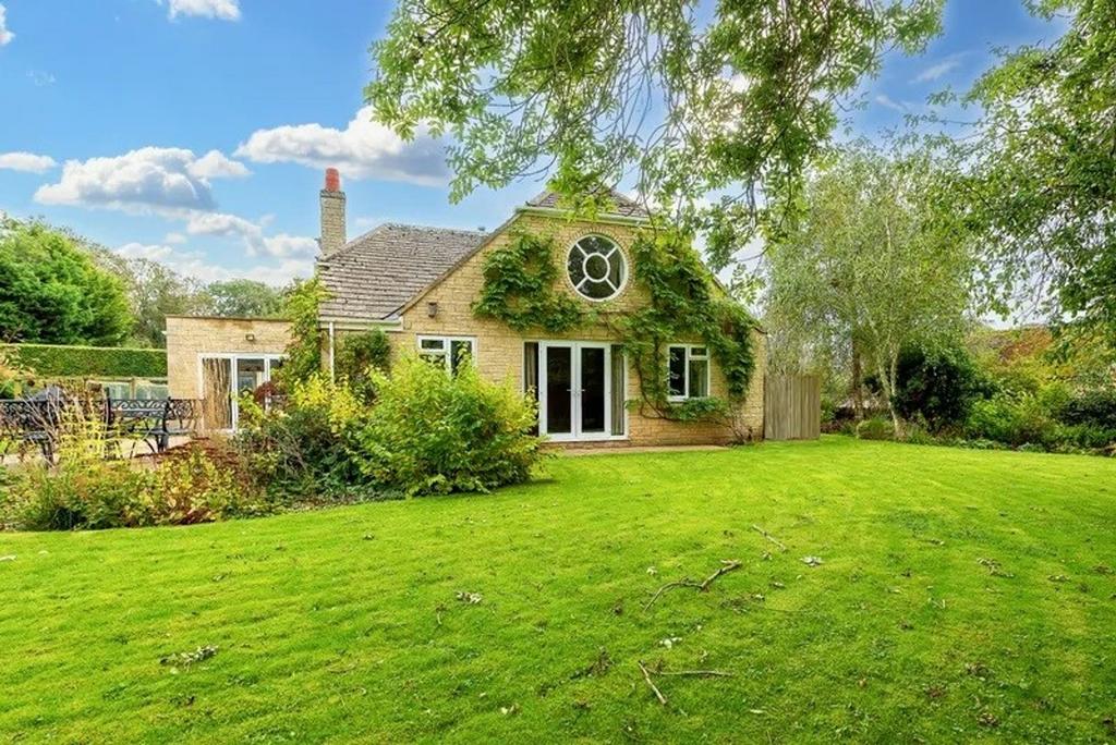 Burford Road, Brize Norton, OX18 4 bed chalet for sale £975,000