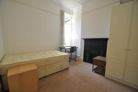 1 bedroom in a house share to rent, Woodgrange Avenue, London, W5