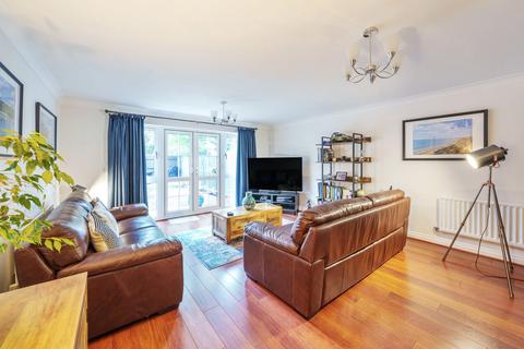 5 Derisley Close, Byfleet, West Byfleet, KT14 7QA