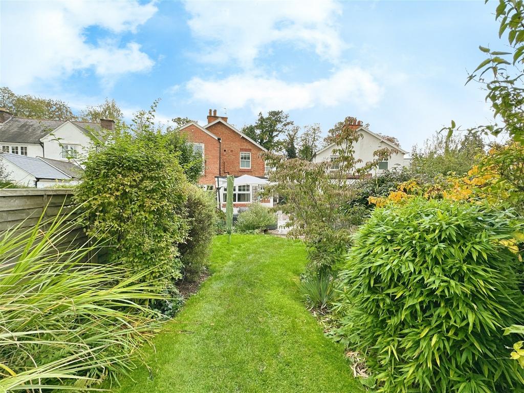 Kirby Lane, Kirby Muxloe, Leicester, LE9 2JG 3 bed semidetached house