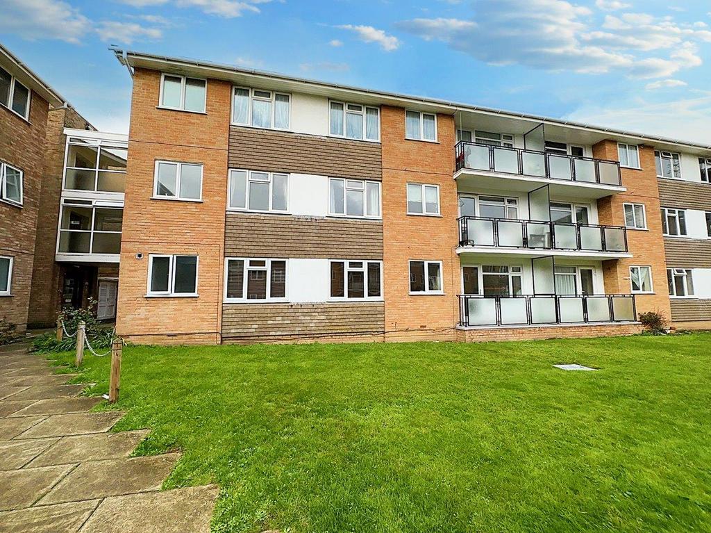 Lustrells Vale, Saltdean BN2 2 bed flat for sale £290,000