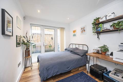 3 bedroom flat for sale, Trinity Mews, Stepney, London, E1