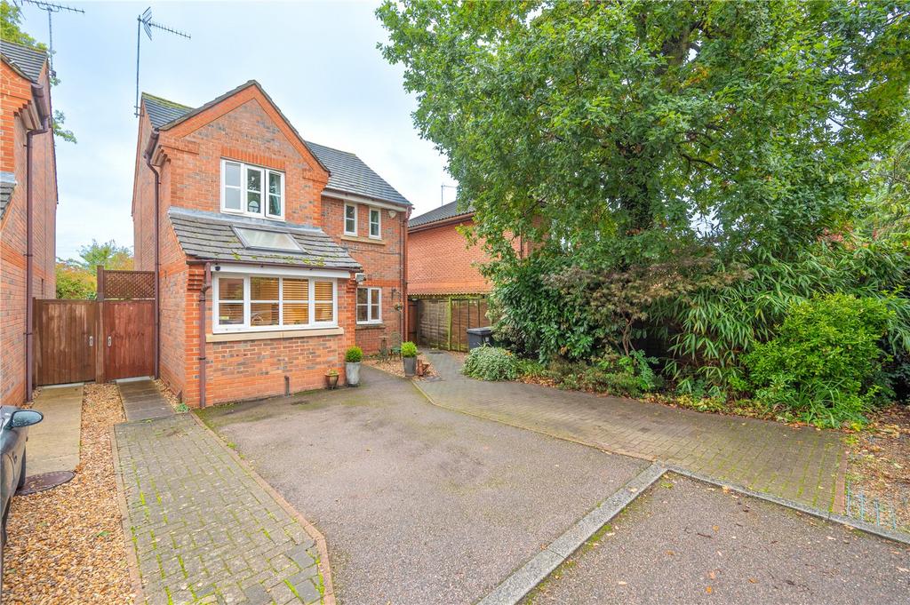 Hamlet Close, Bricket Wood, St. Albans, Hertfordshire 3 bed detached