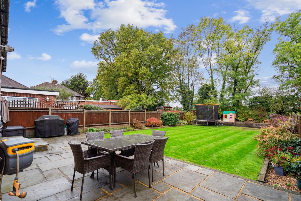 Greystoke Avenue, Pinner, HA5 5 bed semidetached house £1,050,000