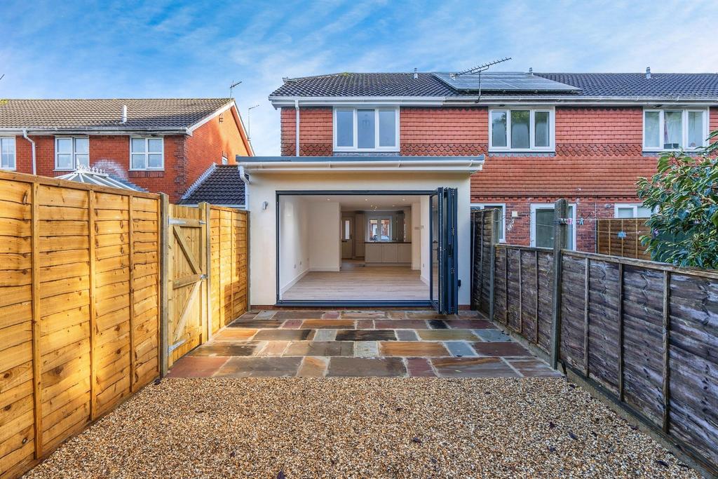 Chesterton place, Fareham, Hampshire, PO15 2 bed semidetached house