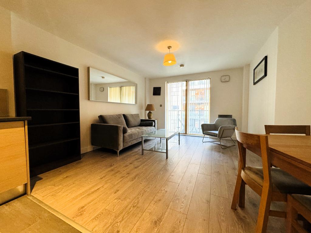 Newly refurbished 2 bedroom apartment with parkin