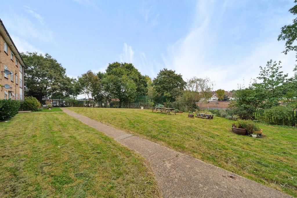 Martins Walk, Muswell Hill 1 bed flat for sale £300,000