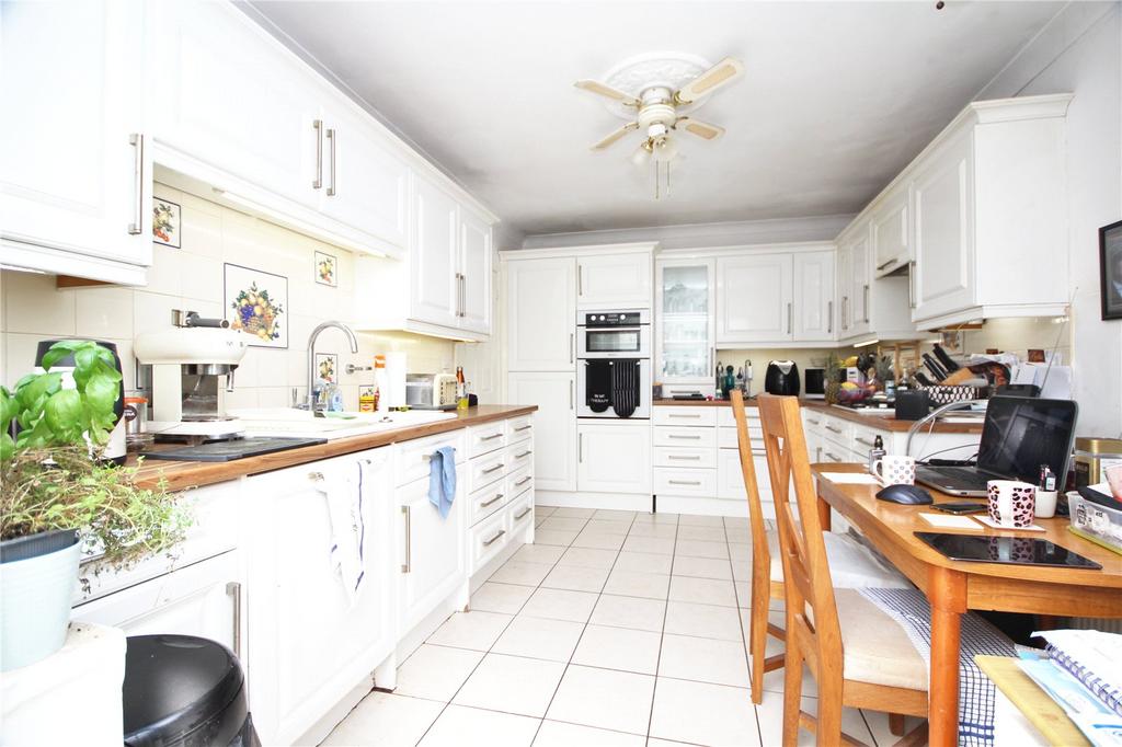 North Farm Road, Lancing, West Sussex, BN15 3 bed bungalow £1,850 pcm