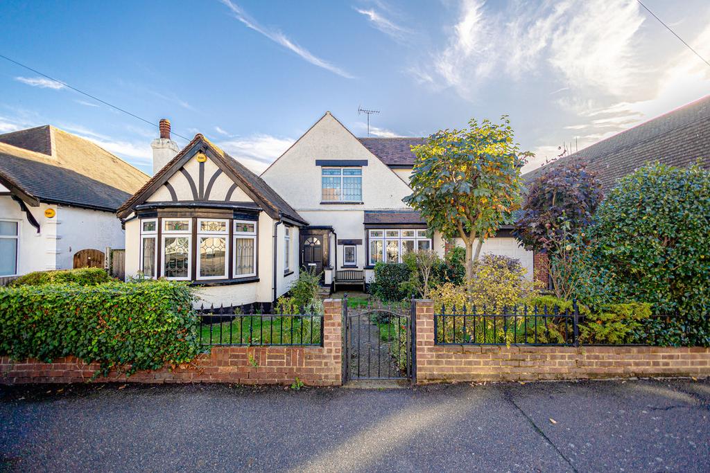 Bonchurch Avenue, Leighonsea, SS9 4 bed detached house for sale £