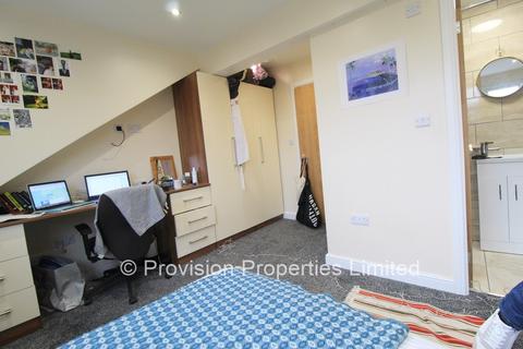3 bedroom terraced house to rent - Brudenell Grove, Hyde Park LS6