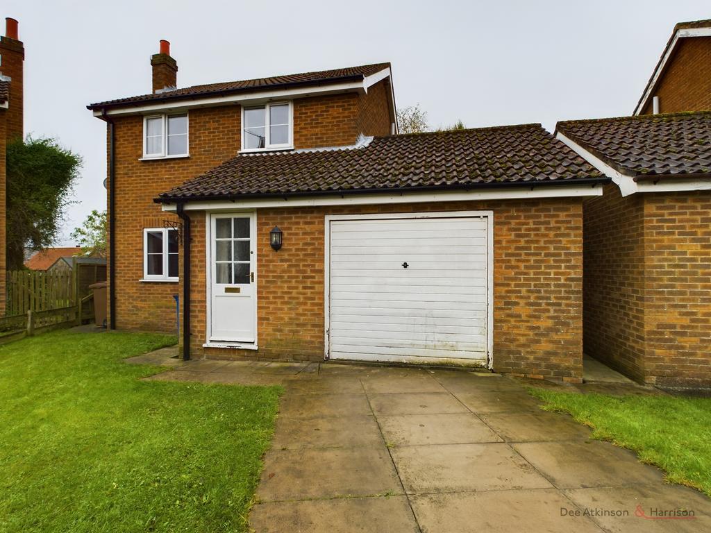 A three bedroom detached house   For Rent