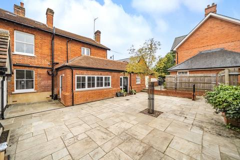 2 bedroom maisonette for sale - High Street, Hartley Wintney, Hook, RG27