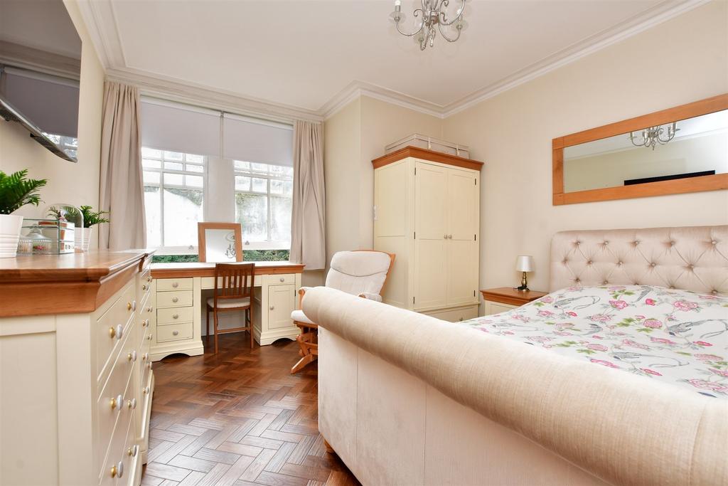 Harestone Valley Road, Caterham, Surrey 1 bed flat for sale £275,000