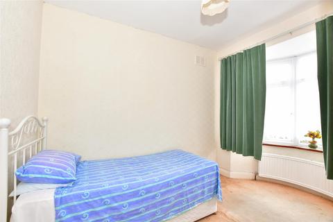 19 Central Drive, Hornchurch, RM12 6AR