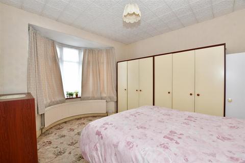 19 Central Drive, Hornchurch, RM12 6AR