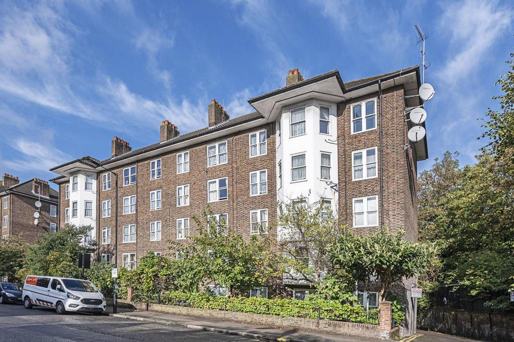 Amhurst Road, Hackney, London, E8 2 Bed Flat - £2,100 Pcm (£485 Pw)