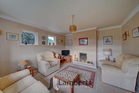 44 Holt Gardens, Studley, B80 7NU