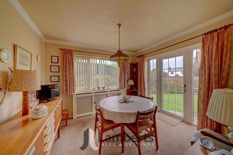 44 Holt Gardens, Studley, B80 7NU