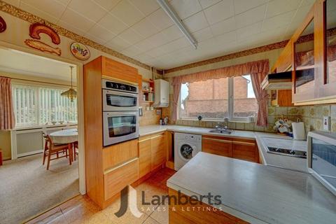 44 Holt Gardens, Studley, B80 7NU