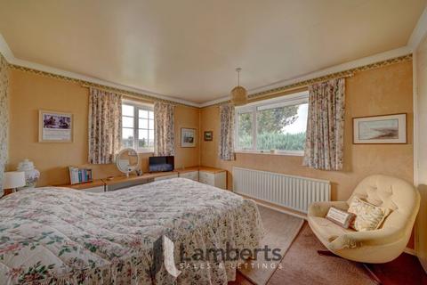 44 Holt Gardens, Studley, B80 7NU