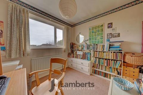 44 Holt Gardens, Studley, B80 7NU