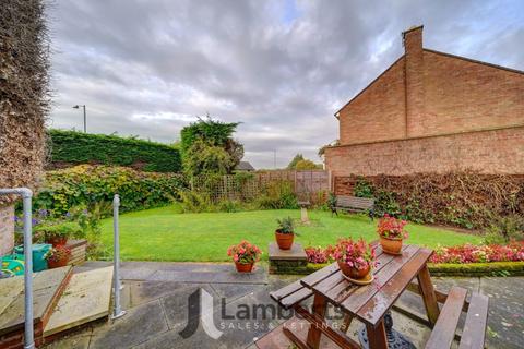 44 Holt Gardens, Studley, B80 7NU