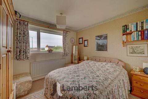44 Holt Gardens, Studley, B80 7NU