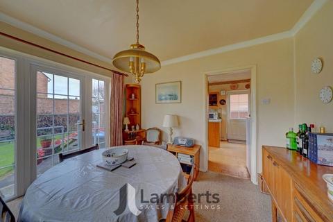 44 Holt Gardens, Studley, B80 7NU