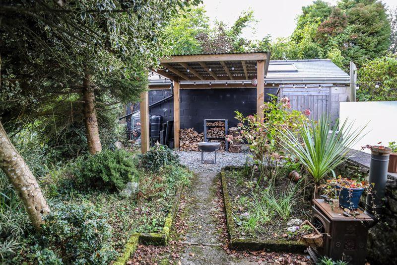 Log store and garden