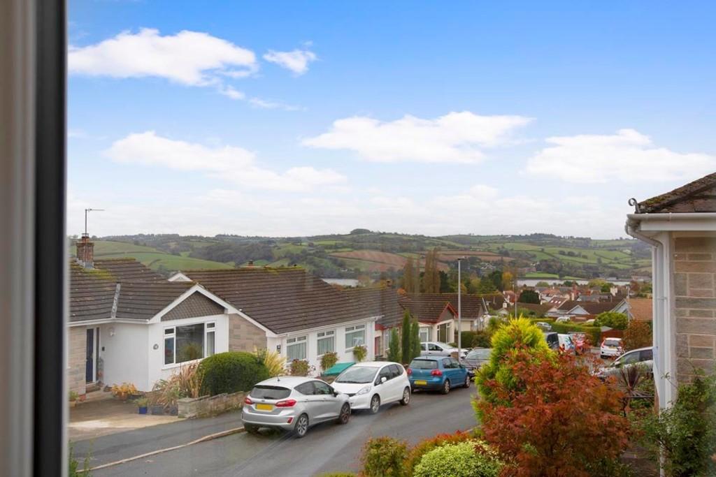 Avenue, 2 bed detached bungalow for sale £375,000