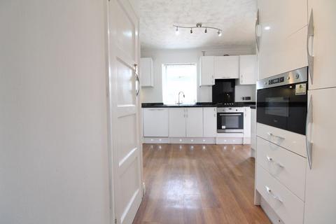 3 bedroom semi-detached house to rent, Fairfield Way, Hitchin