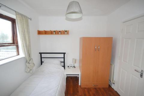 1 bedroom in a house share to rent, Oldbrook, Milton Keynes MK6