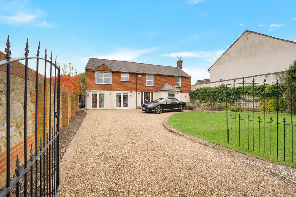 Church Hill, Kingsnorth, TN23 3EF 5 bed detached house for sale £625,000