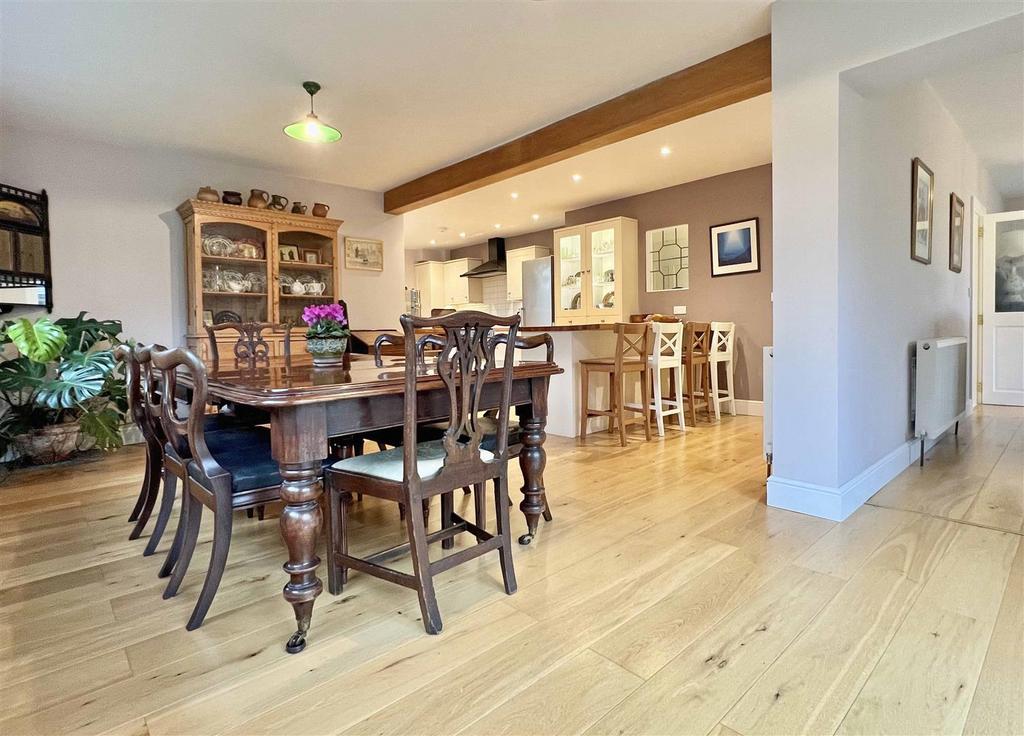 Dining Area b.jpg