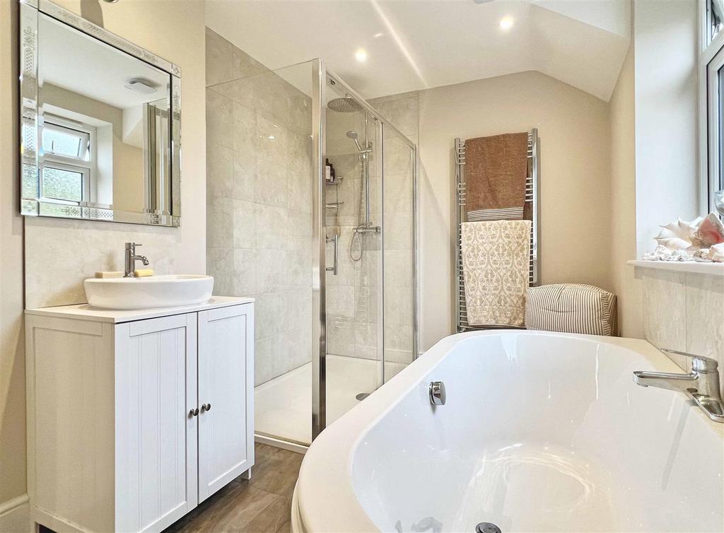 Main Bathroom b.jpg