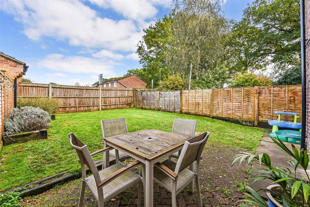 Lavington Gardens, North Baddesley, Hampshire 3 bed semidetached house