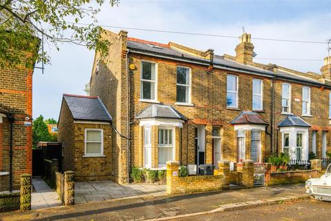 3 bedroom apartment to rent, Crescent Road, London