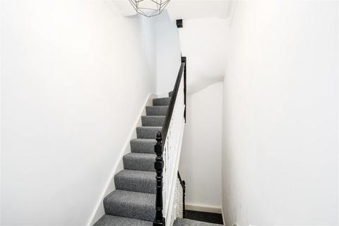3 bedroom apartment to rent, Crescent Road, London