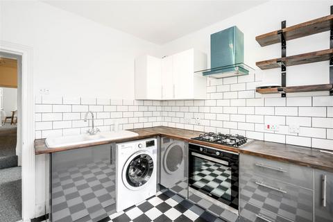 3 bedroom apartment to rent, Crescent Road, London